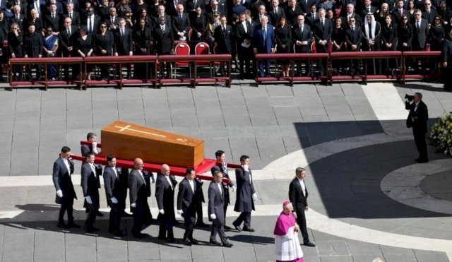 SALUDO AL PAPA